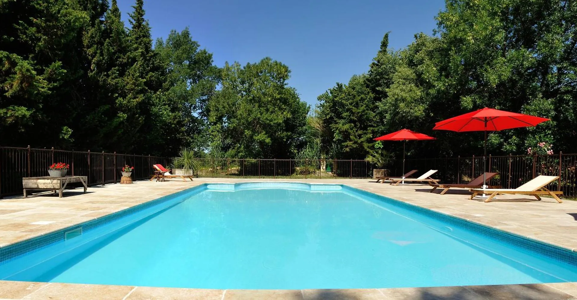 Gîtes Domaine des Machottes Grans 0*,  France