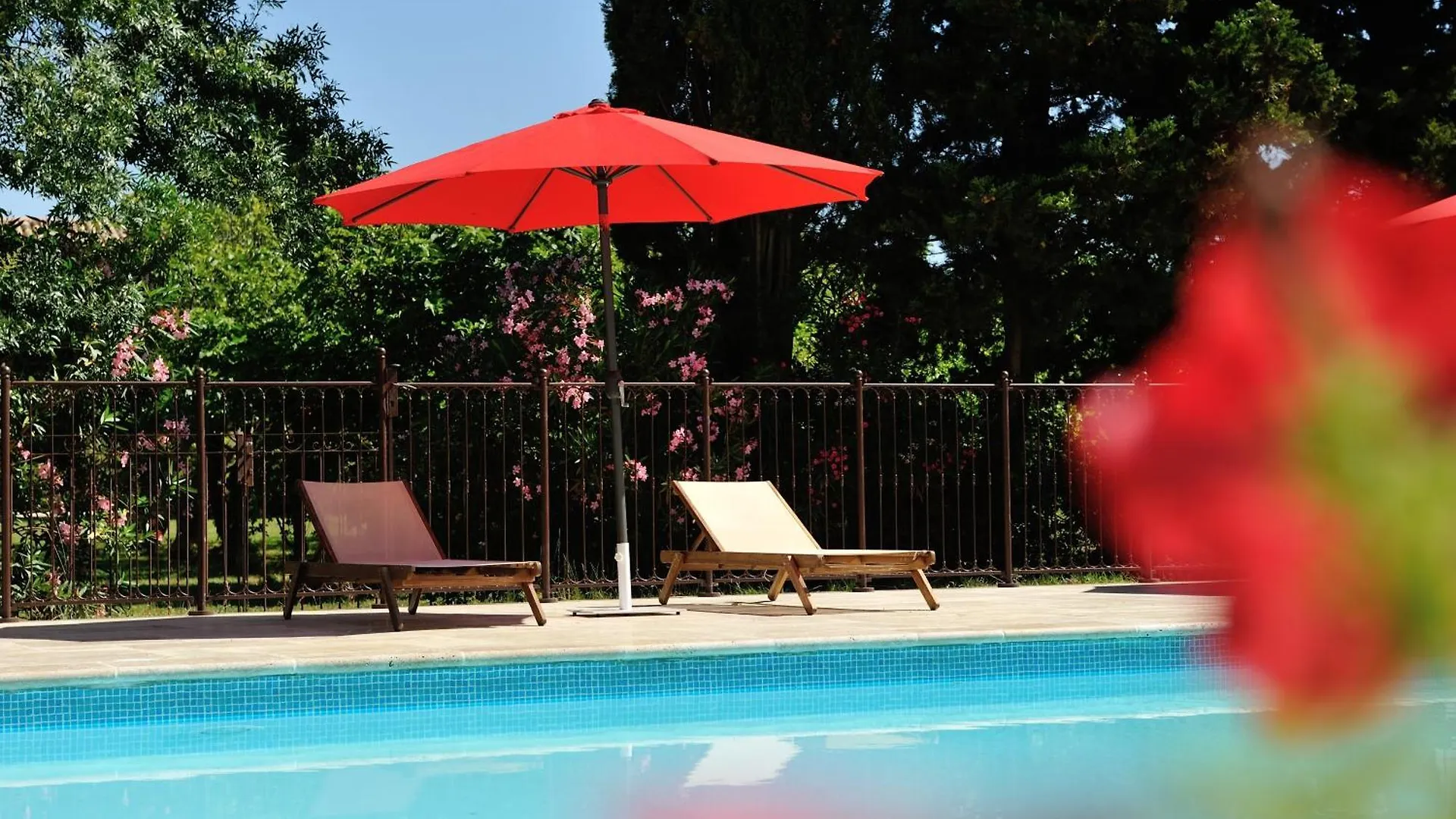 Gîtes Domaine des Machottes Grans Hébergement de vacances