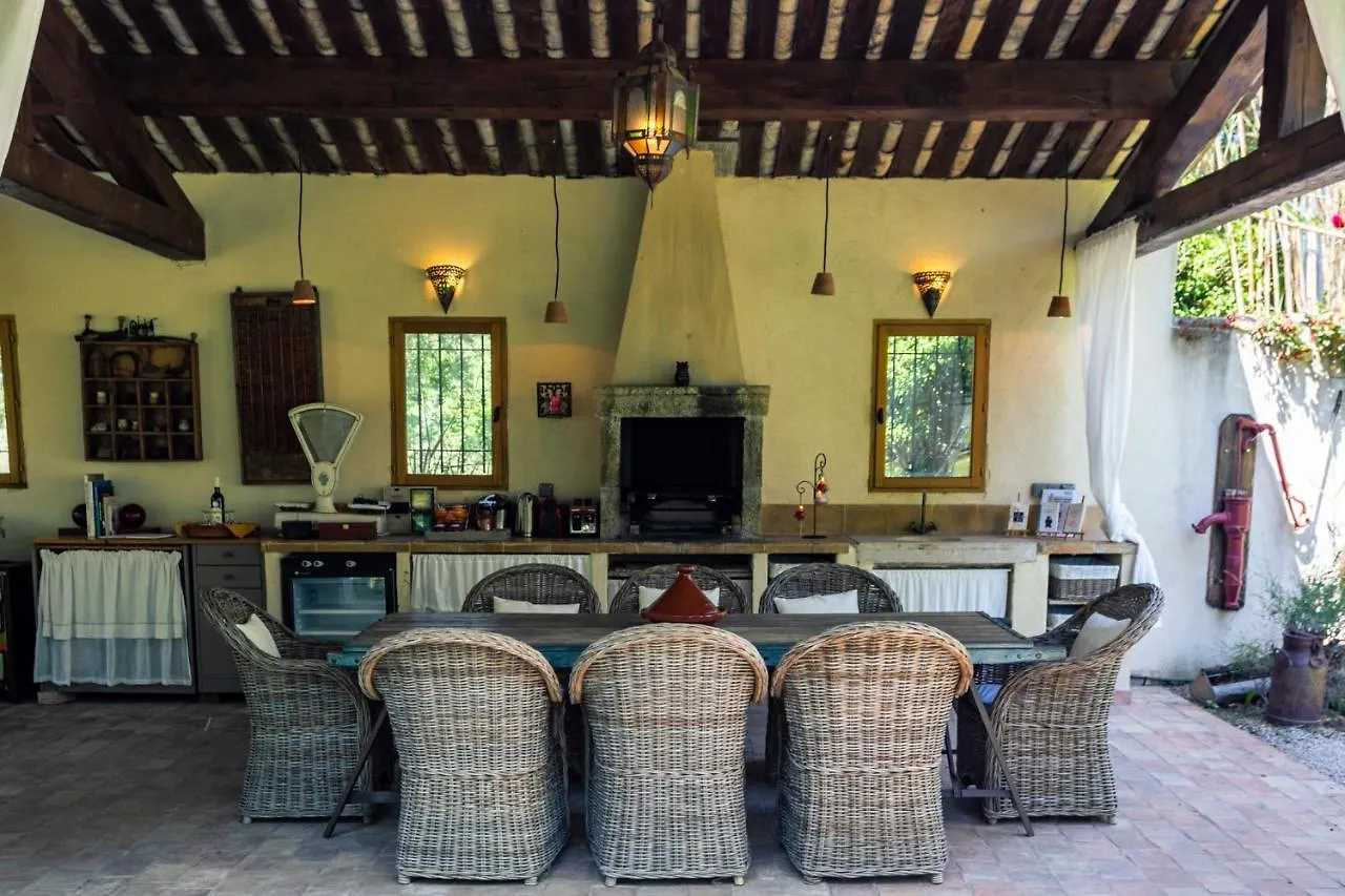 Gîtes Domaine des Machottes Grans Hébergement de vacances